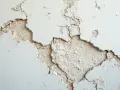 Jak usunąć wykwity solne ze ściany? Kompleksowy poradnik