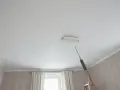 Jaka farba na nierówny sufit? Matowa czy strukturalna?