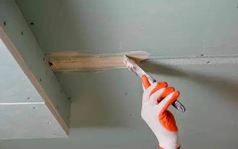 Jak skleić gips? Wybierz klej i metodę do każdej sytuacji