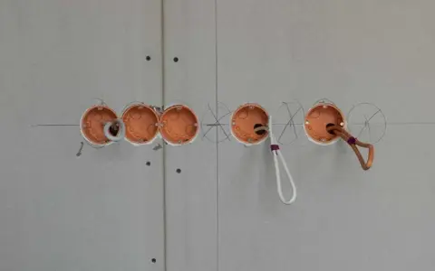 Jaki gips do puszek elektrycznych? Wybierz najlepszy!