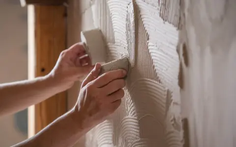 Wzory z gipsu na ścianie: Poradnik DIY krok po kroku