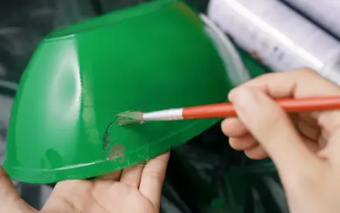 Jaką farbę do plastiku wybrać? Poradnik i instrukcja malowania