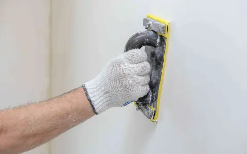 Ręczne tynkowanie gipsowe: Poradnik krok po kroku dla majsterkowiczów