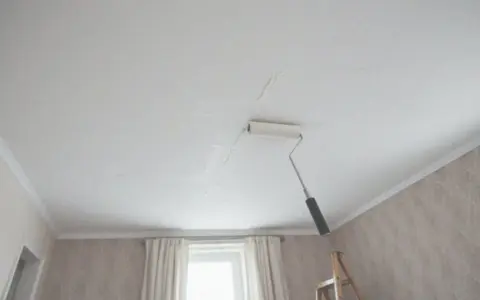 Jaka farba na nierówny sufit? Matowa czy strukturalna?