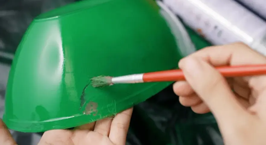Jaką farbę do plastiku wybrać? Poradnik i instrukcja malowania