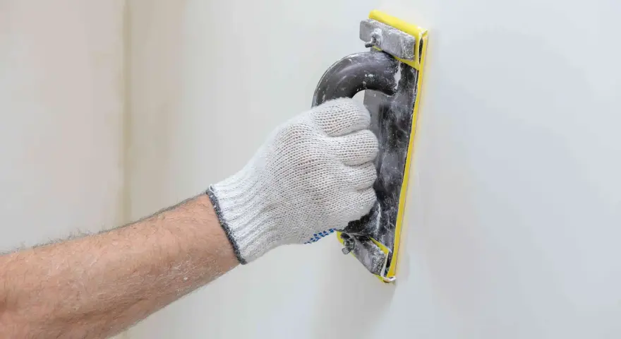 Ręczne tynkowanie gipsowe: Poradnik krok po kroku dla majsterkowiczów