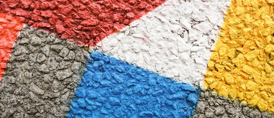 Zdjęcie Malowanie tynku mozaikowego: Jak odświeżyć marmolit krok po kroku?